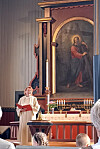 Lene Gåsvatn i kordøra i Rindal kirke.
