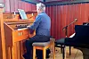 Organist Rønny Kjøsen ved harmoniumet.
