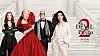 Fire elegante personer poserer foran en hvit trapp ved siden av filmteksten The Devil Wears Prada 2.