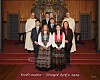 Gruppebilde av konfirmanter og kirkelig betjening foran alteret i Stangvik kirke.