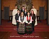Gruppebilde av konfirmanter og kirkelig betjening foran alteret i Stangvik kirke.