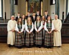 Gruppebilde av konfirmantar og to kyrkjelege leiarar framfor alteret i Stangvik kyrkje.