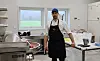 Person i forkle står i et produksjonskjøkken med maskiner og arbeidsbenk.