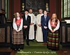 Fem ungdommer og to geistlige står oppstilt foran alteret i en kirke.