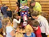 Barn og foreldre tar roboten i nærmere øyensyn, de kikker inn luker og oppi de ulike beholderne.