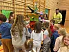 Barn står samlet rundt prototypen med kosedyr.