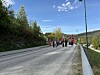 17.mai toget med flagg og flere mennesker i alle aldre. Kledd i dress og kjoler