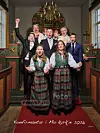 Fem konfirmanter og to geistlige poserer foran alteret i en kirke, noen med armen hevet.
