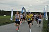 En gruppe løpere starter i et løp på en landevei.