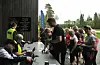 Folk står i kø ved et påmeldingsbord.