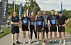 Ei gruppe løpere står samlet ved startområdet før start.