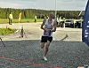En løper mot målstreken på en grusvei i et løp utendørs.