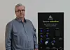 En mann står ved en svart plakat med teksten «Sensor selection».