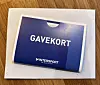 Nærbilde av et blått gavekort fra Intersport på et hvitt ark.