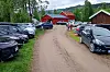 Mange bilar, trongt om parkering