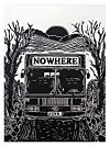 Svarthvit tegning av en buss med teksten «NOWHERE» på fronten, omgitt av trær og åser.