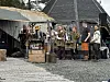 Syv skuespillere på en rekke. En musiker.