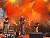 BøggeZ spiller live på scene med Johanne Holten på keyboard under oransje scenelys.