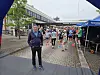 Mange løpere står samlet på et torg ved startområdet til et arrangement.