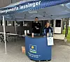 To personer ved en blå stand under et telt med banner for energismarte løsninger.