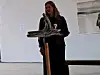 En person står ved et abstrakt kunstverk i et hvitt gallerirom.