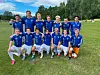 Fotballag i blå drakter står og kneler for lagbilde på en gressbane.