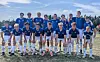 Et G16-lag i blå drakter står oppstilt på en fotballbane.