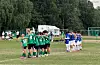 To ungdomslag samles på fotballbanen før straffesparkkonkurranse.