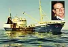 Blå og hvit fiskebåt på sjøen med et innfelt portrettbilde på siden.