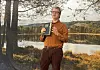 Are Sende Osen står og snakker og holder en bok foran seg.