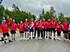 12 personer ikledd ØSILs røde jakker.