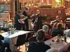 Strykeensemble spiller for gjester i en restaurant med havneutsikt.