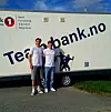 To menn står foran en hvit varebil med TeamBank.no-logo.