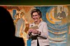 Dronning Sonja står med papirer i hånden og snakker til en forsamling.