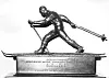 Skiløperstatue med staver på en sokkel, fotografert i sort-hvitt.