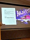 Projisert musikkquiz med svaret «Gruppa Beist» og en fargerik festillustrasjon.