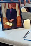 Kongebilde ved sida av kondolanseprotokollen.
