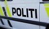 Sidepanel på en politibil med teksten «POLITI» og gule refleksmarkeringer.