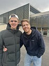 Syver Blindheim og pappa Øyvind står sammen utenfor en moderne bygning.