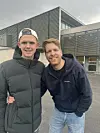 Syver Blindheim og pappa Øyvind står sammen utenfor en moderne bygning.