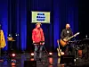 To musikere opptrer på en scene med blå lys og skiltet «Kveli Rånes Show».