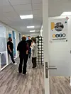 Personer snakker sammen i en lys kontorgang med BETA Coworkingspace-logo på glassdør.