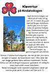 Plakat med turinformasjon, skoglandskap under blå himmel og en rød og blå firkløverlogo.