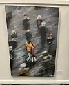 Innrammet maleri med stiliserte figurer i et mørkt, diagonalt penselstrøk.