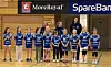 Ungdomslag i blå drakter poserer samlet på en håndballbane.