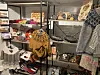 Butikkdisplay med fargerike strikkeplagg, vesker, figurer og andre håndlagde produkter.
