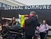 Folkemengde utenfor Surnadal kommune med barnevogn og person i refleksvest.