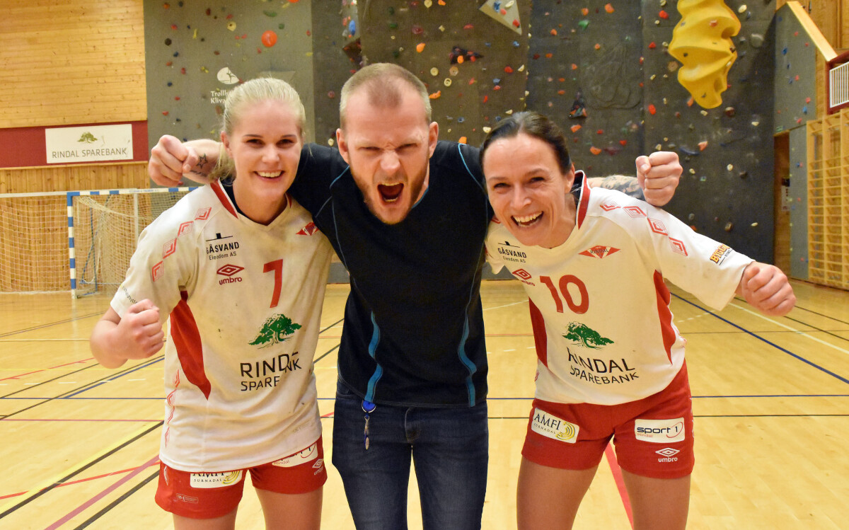 Qizlar suratga tushish uchun egilib qolishdi